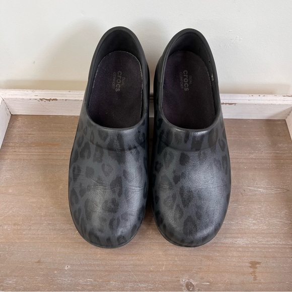 Crocs Neria Black Leopard Print Dual Comfort Work Nurse Shoes Clogs Women Sz 8W - Picture 2 of 8